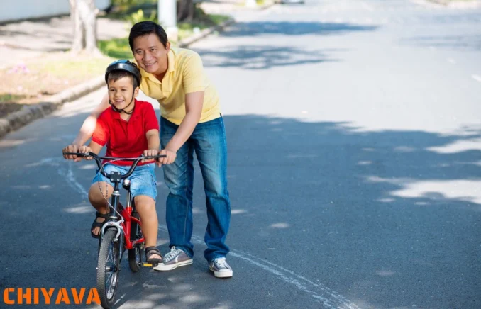 آموزش دوچرخه سواری به کودکان با کمکی