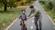 آموزش دوچرخه سواری به کودکان در 7 مرحله کاربردی 2025